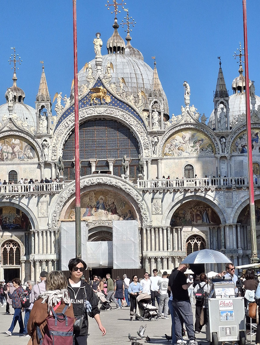 Venezianische Gondeln, im Hintergrund die Silhouette einer Kirche